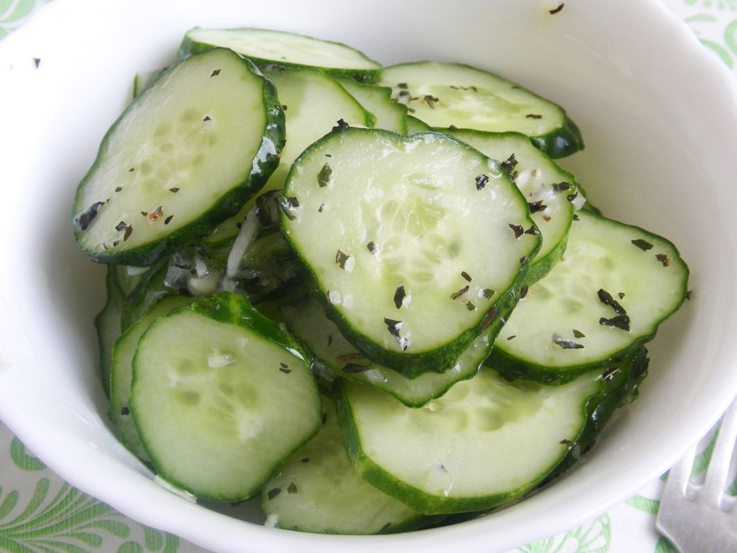 Освежающий огуречный салат с мятой, который изменит ваши представления о закусках