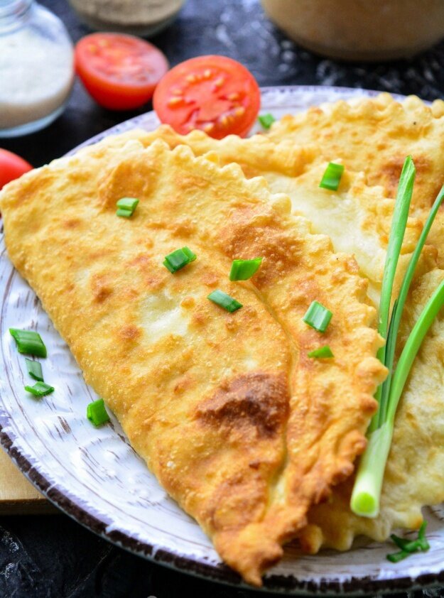 Чебуреки с курицей и сыром: классика с новой ноткой