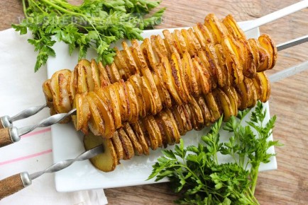 Вкусный отдых: запеченная картошка с салом на мангале для идеального пикника