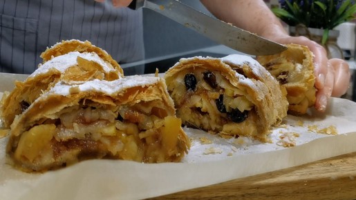 Сладкая зима: простой и вкусный яблочный штрудель для уютного вечера