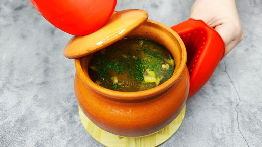 Насыщенный суп с курицей и чечевицей: готовим в глиняном горшочке