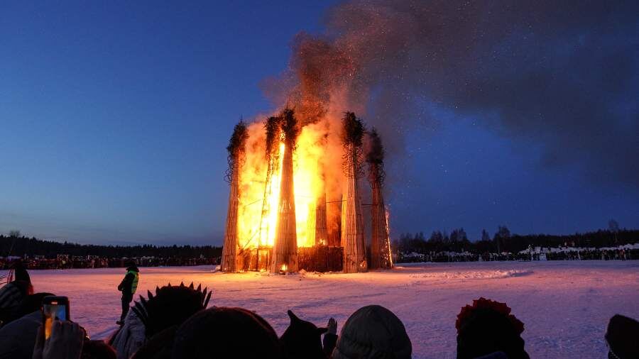 На Масленицу в Никола-Ленивце сожгли гигантское сердце