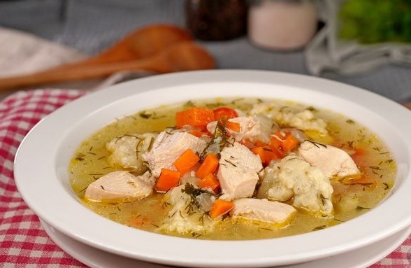 Легкий суп с куриным филе и клёцками: простой рецепт для уютного ужина