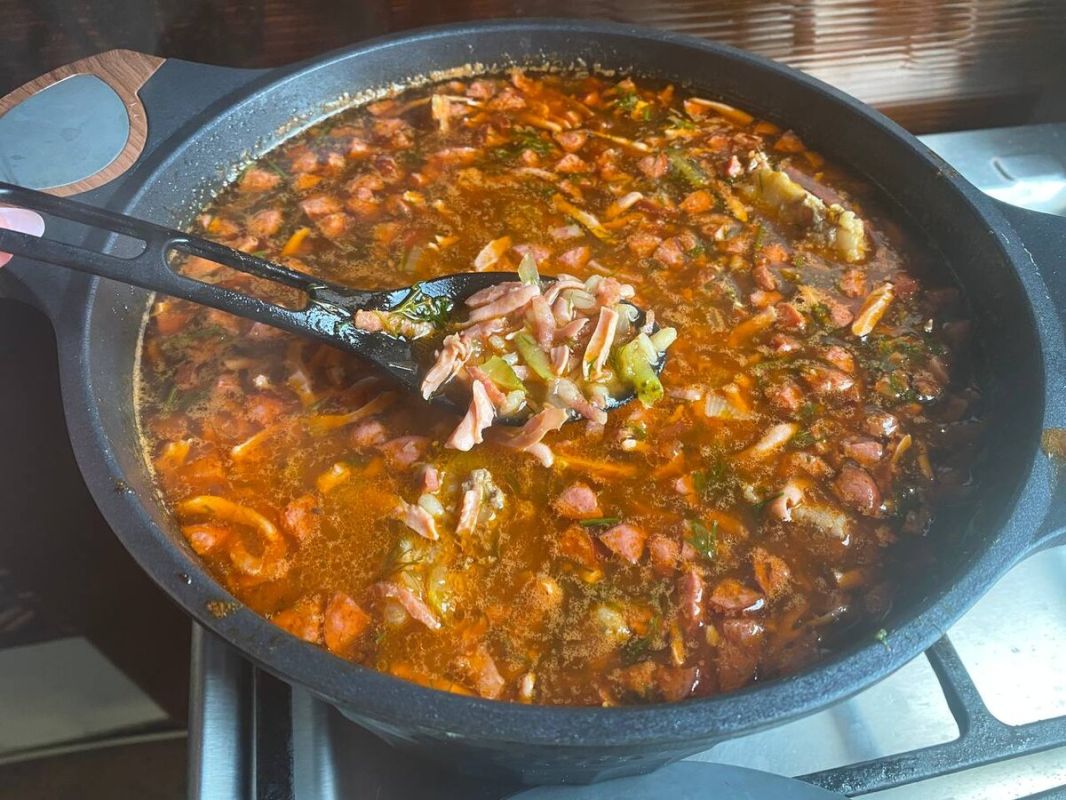 Секрет идеальной солянки: неожиданный ингредиент, который преобразит ваш суп