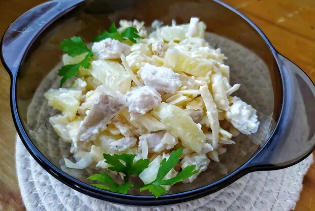 Салат с ананасами и куриной грудкой: легкий и аппетитный рецепт