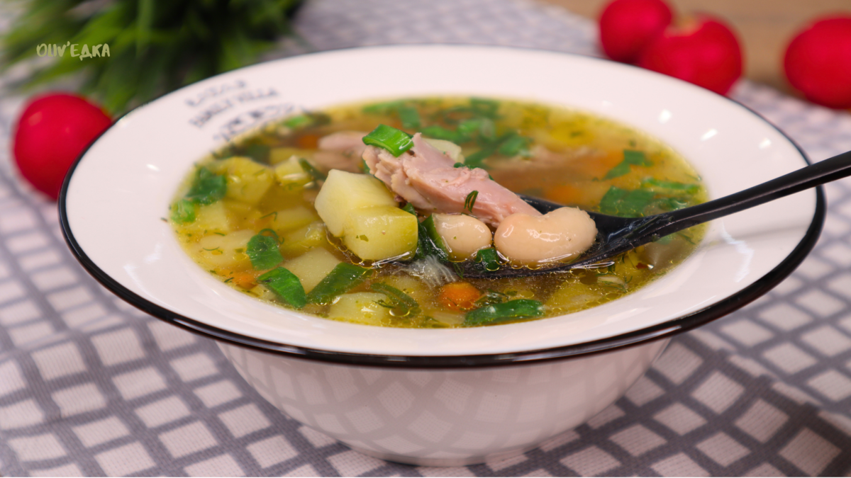 Летний суп с кабачками и фасолью: легкий рецепт для всей семьи