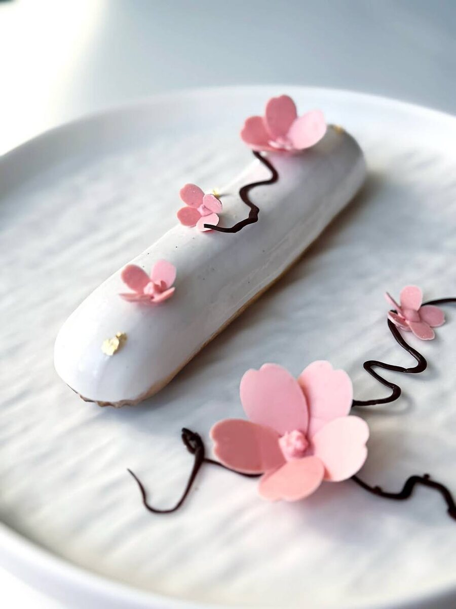 Нежный эклер «Сакура»: искусство кулинарии от Стаси Варкаловой