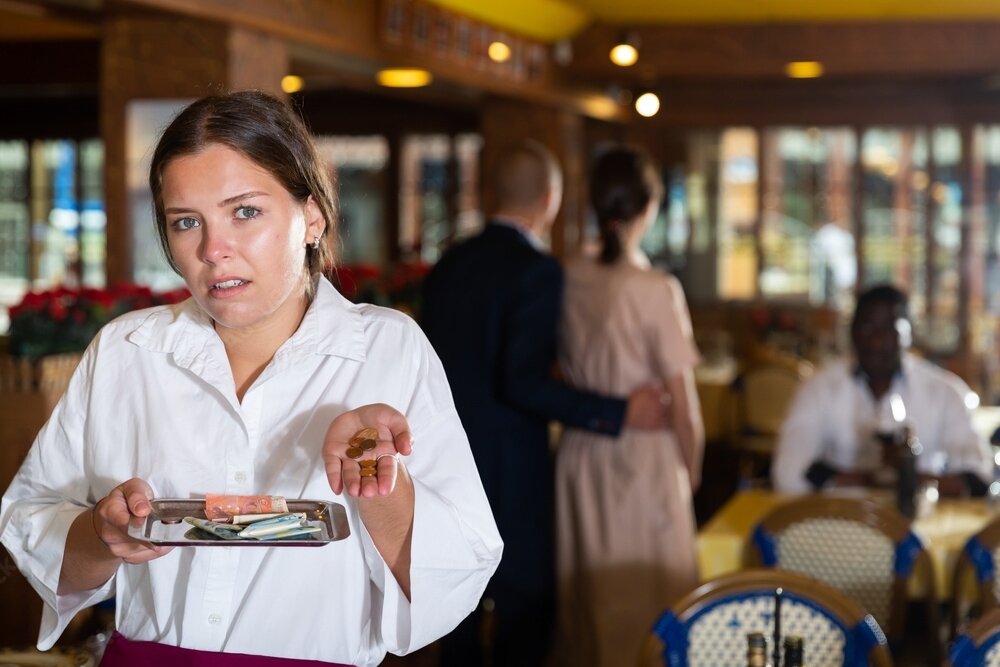 Почему пренебрегают работой официантов: взгляд молодого поколения