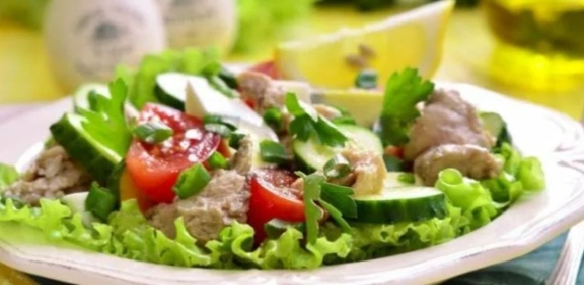 Салат с печенью трески: быстро, вкусно и ярко