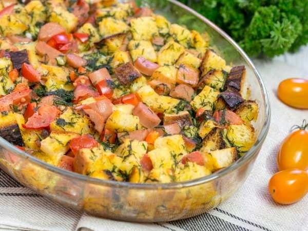 Необычная запеканка из хлеба с сосисками и овощами