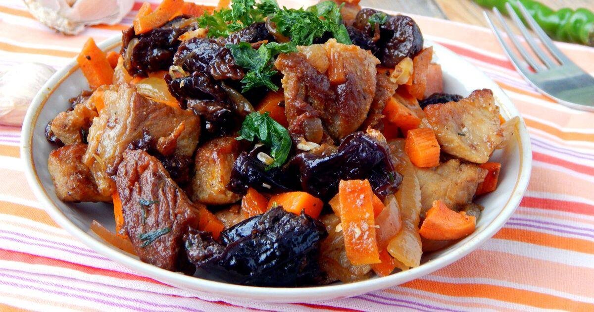 Как приготовить мягкую тушеную говядину с черносливом и медом: настоящая кулинарная магия