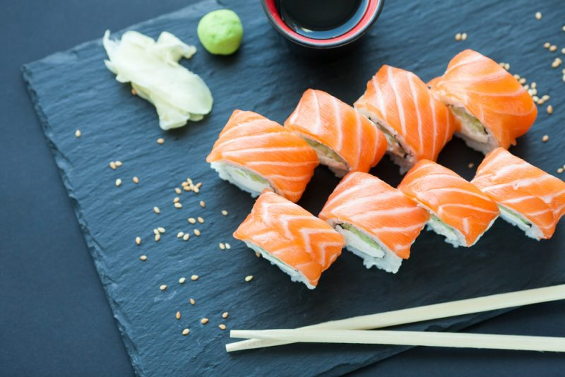 Роллы «Филадельфия»: идеальный акцент для праздника 8 Марта