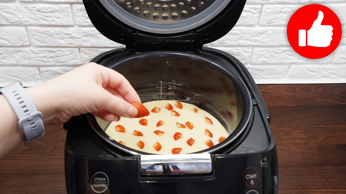 Нежный манник на ряженке с клубникой для идеального чая