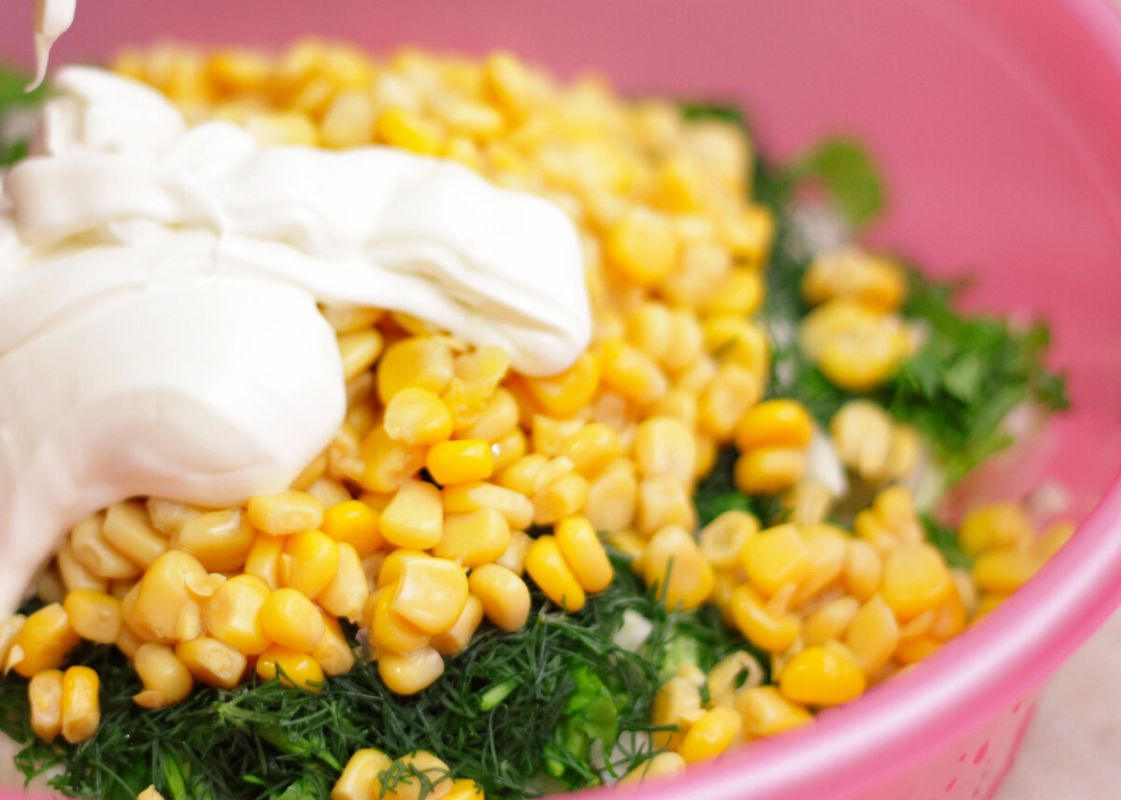 Легкий и быстрый салат с кукурузой, который освежит ваш стол