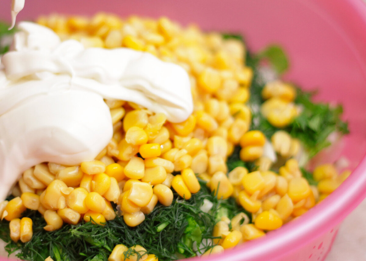 Легкий и быстрый салат с кукурузой, который освежит ваш стол