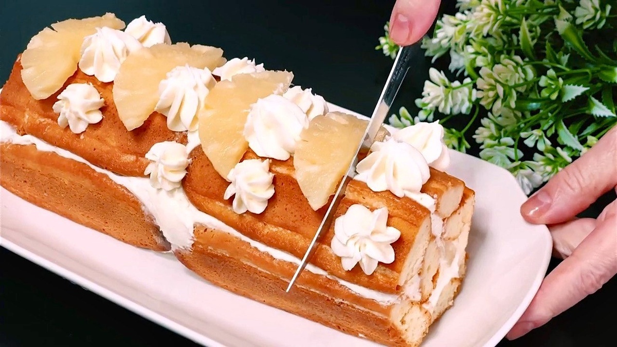 Нежный рулет с ананасами и савоярди: идеальный десерт без выпечки