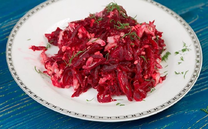 Тёплый салат из свеклы и лука: с новым вкусом к проверенному рецепту