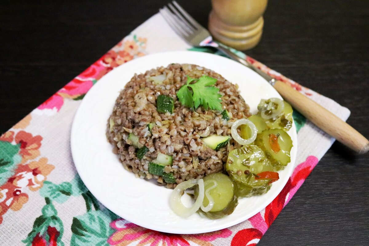 Сытное и вкусное: гречка с фаршем и кабачком