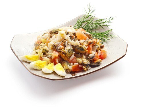 Нежный салат с рисом и мидиями, который удивит ваших гостей