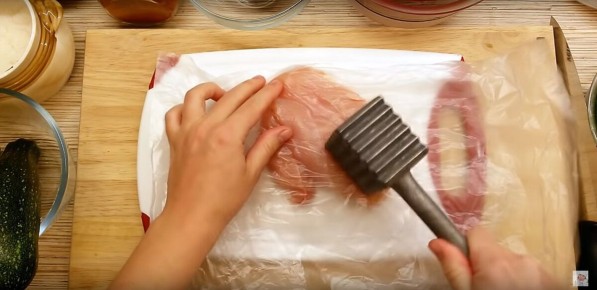 Нежный салат с куринкой и свежими овощами в соевом соусе