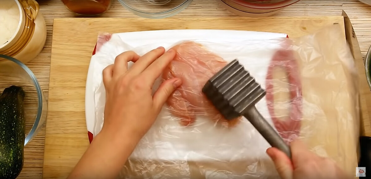 Нежный салат с куринкой и свежими овощами в соевом соусе