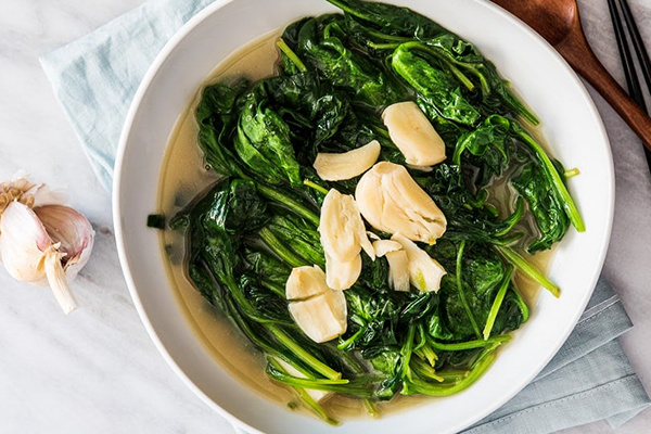 Шпинат в чесночном бульоне: быстро и вкусно для истинных гурманов