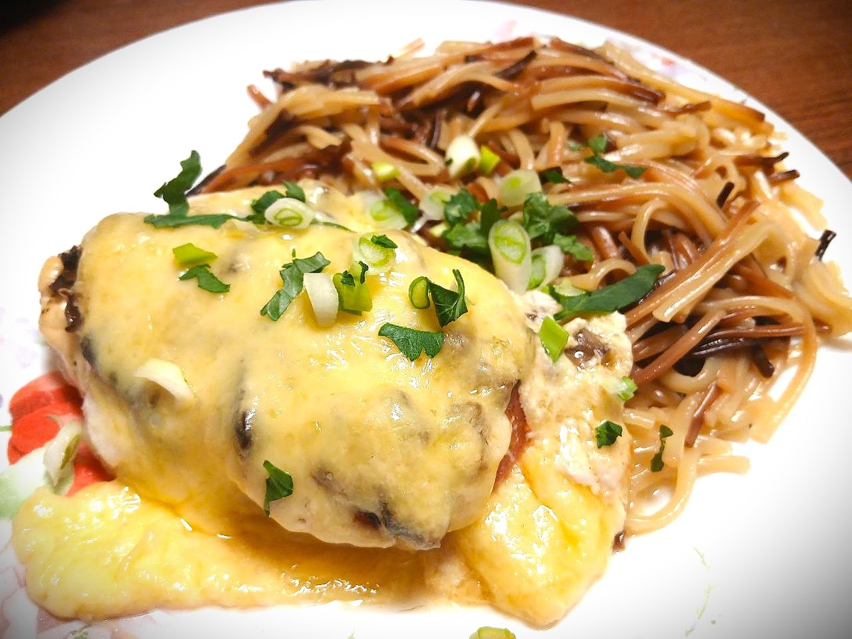 Свинина под сырной грибной шапочкой для уютного ужина