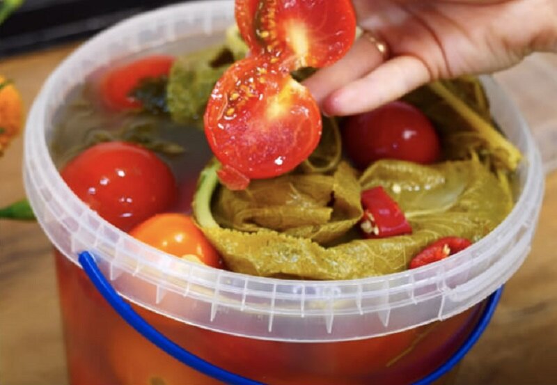 Как сделать бочковые помидоры без бочки: секреты приготовления в пластиковых ведрах