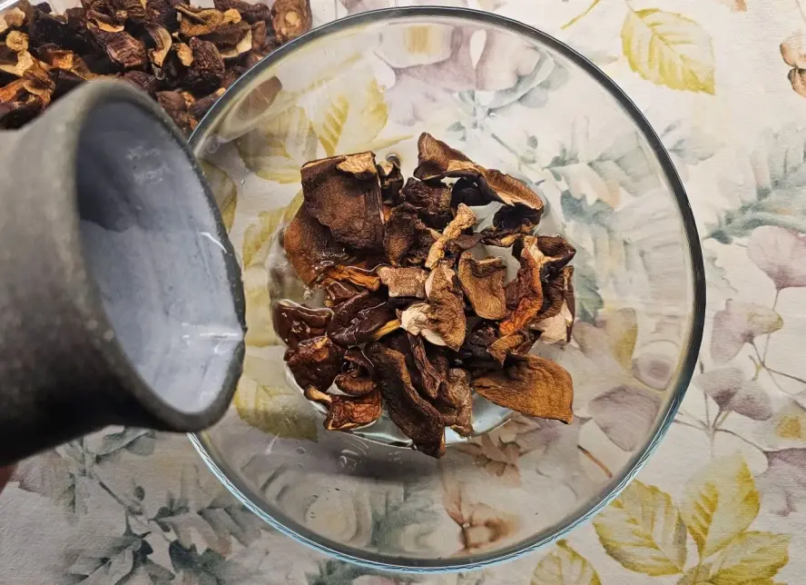 Ошибка при замачивании сушеных грибов, способная испортить вкус