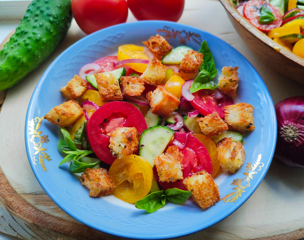 Итальянский салат Панцанелла: вкус лета в каждой ложке