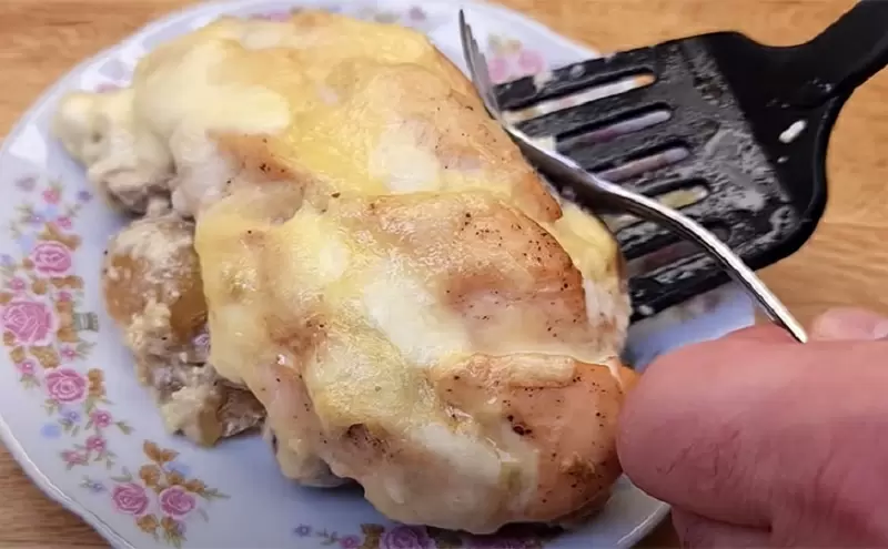 Куриная грудка в сметане: как превратить простое блюдо в шедевр