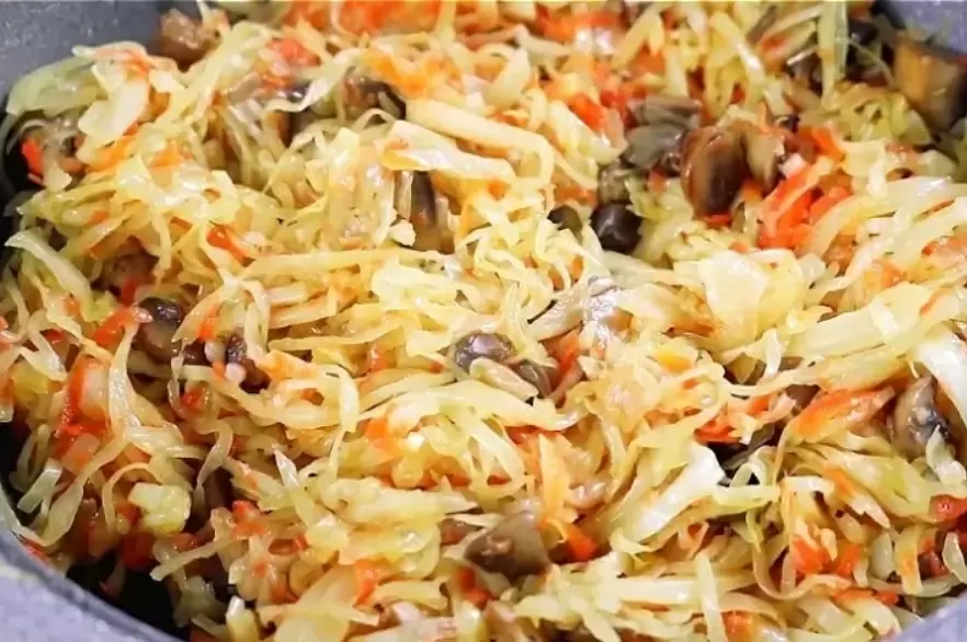 Тушеная капуста: как простой трюк превратит привычное блюдо в кулинарный шедевр