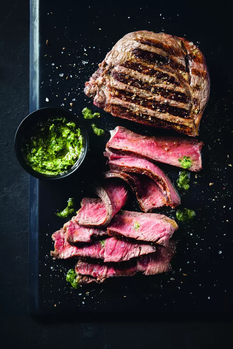 Сочный антрекот с пикантным соусом чимичурри: идеальное блюдо для гриля