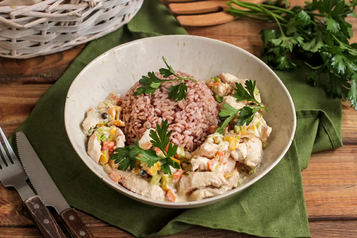 Индейка, бурый рис и овощи в кремовом соусе