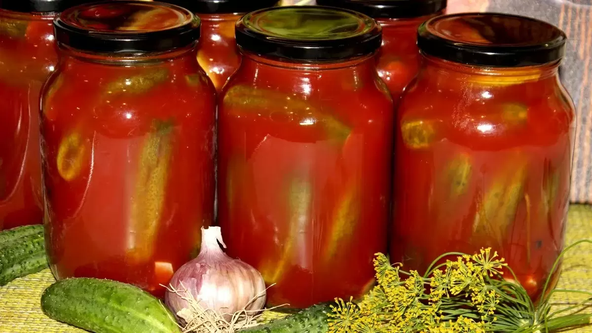Секреты летних банок: как замариновать огурцы и помидоры в восхитительном томатном соусе