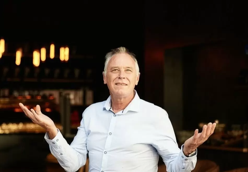 Неординарный конфликт в кафе: как пожилая пара устроила перепалку с официанткой