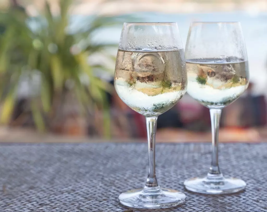 Лед в вине: освежающий грех или необходимый элемент?