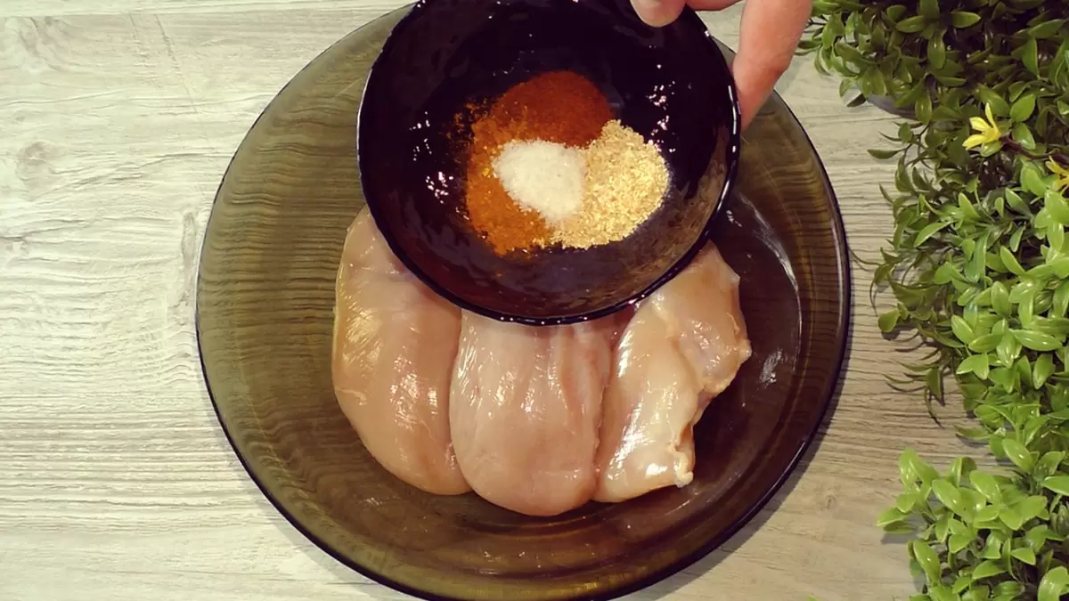 Удивительный рецепт: куриное филе, запеченное в мультиварке с медом и горчицей