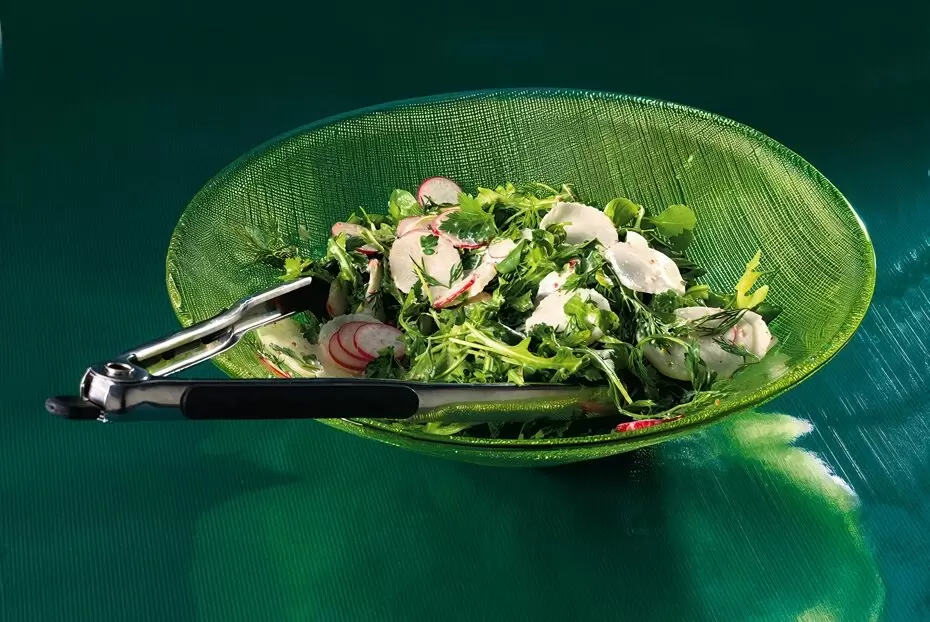 Свежее оригинальное блюдо: зелёный салат с редисом и дайконом