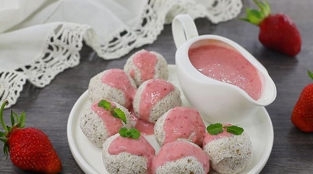 Творожные шарики с орехами и клубничным соусом