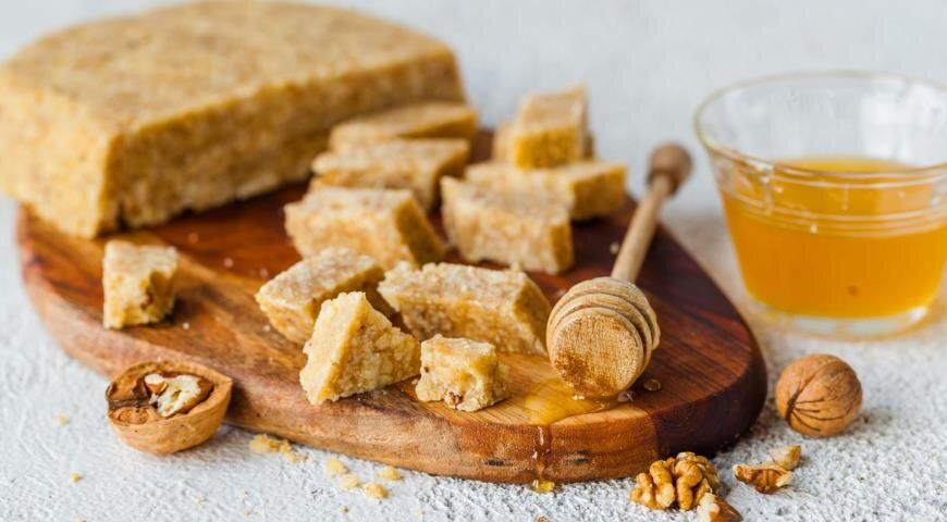 Как приготовить халву с мёдом и орехами в домашних условиях?
