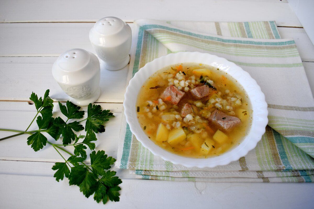 Рассольник с перловкой: как обжаренное мясо превращает традиционный суп в кулинарный шедевр