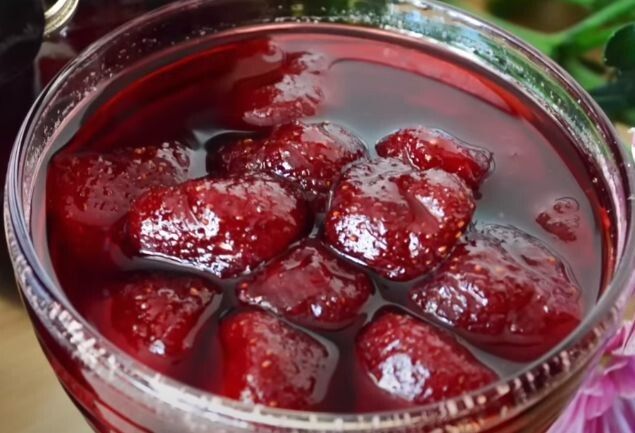 Как запастись клубникой на зиму: вкусные рецепты варенья с целыми ягодами