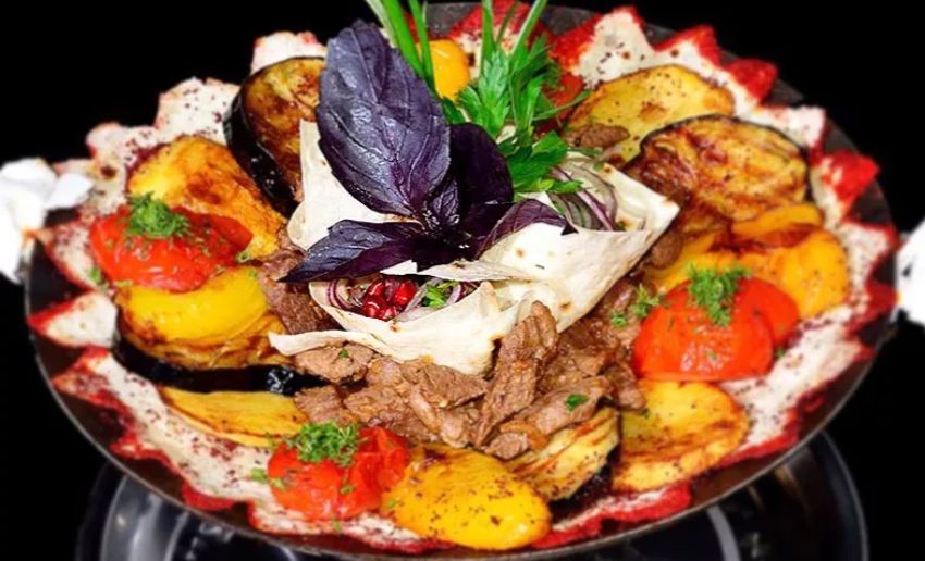 Сочный рецепт свиной грудинки с овощами на садже