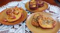 Гренки на завтрак с колбасой, сыром и карамельными яблоками